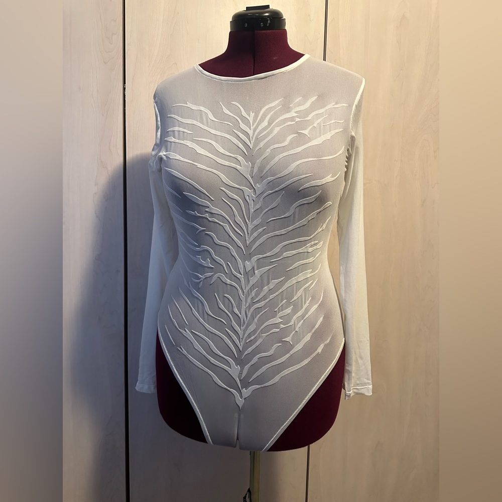 ARDEN B. L/S Creamy White Zebra Flocked Bodysuit Size XL